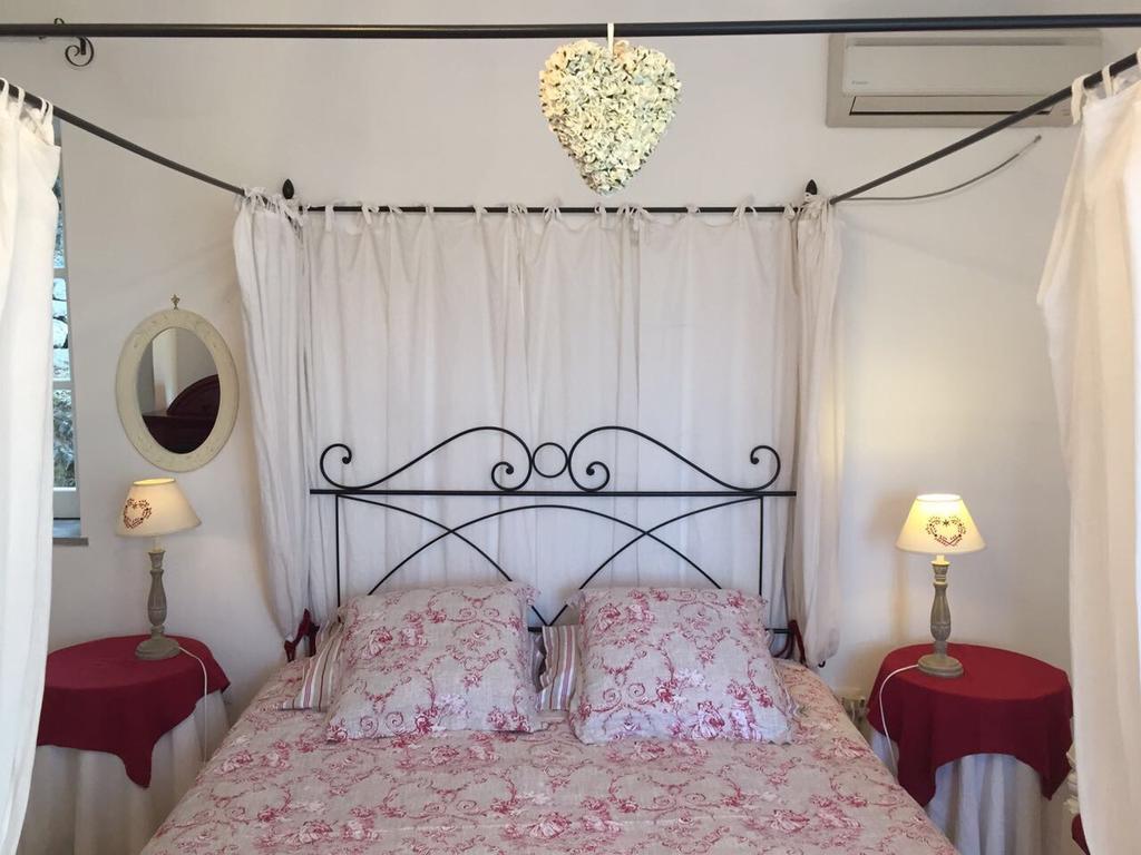 B&B H.M. Sonnino Exterior photo
